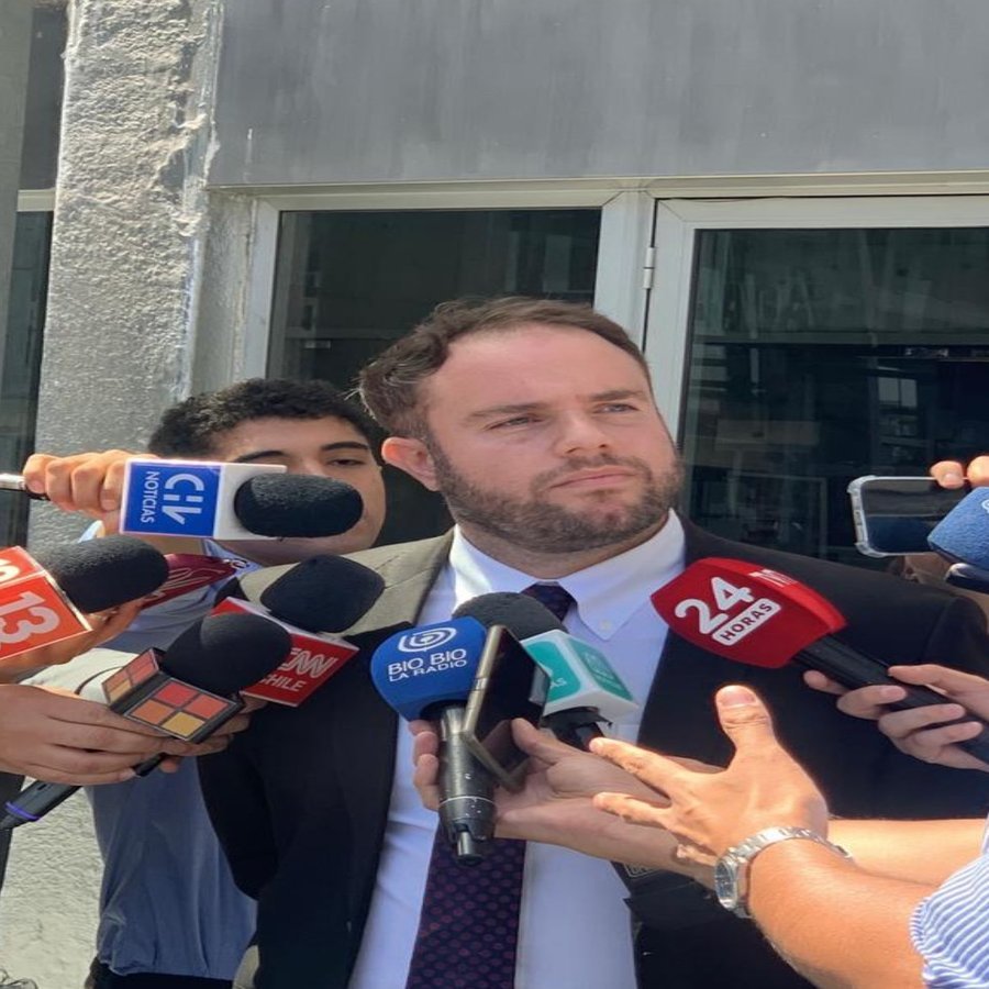 Ilan Eck conversando con periodistas